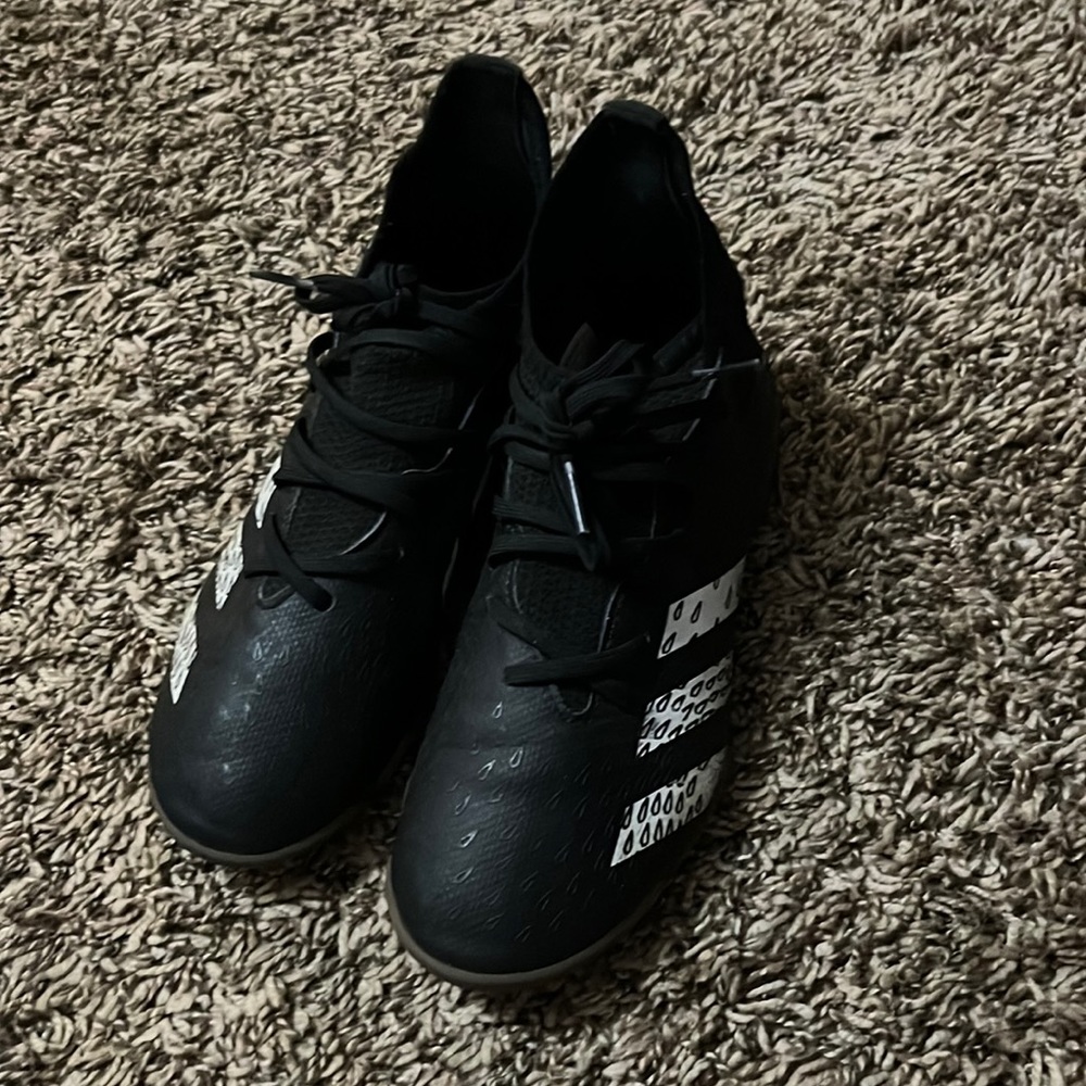 Indoor soccer shoes